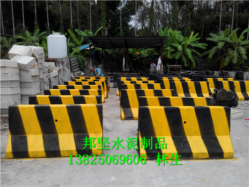 东莞水泥防撞墩图片